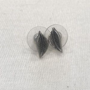Silver stud leaf earrings!